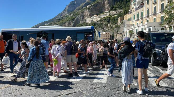 Amalfi, studenti cacciati dai turisti sugli autobus della Sita e rimangono a piedi