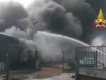 Incendio devastante ad azienda chimica a Milano