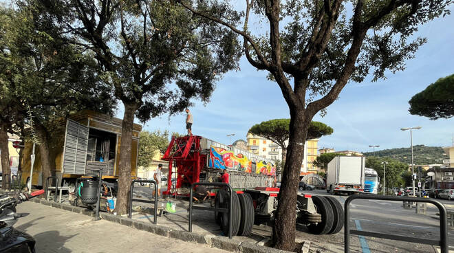 Piano di Sorrento, in fase di montaggio le giostre per la festa di San Michele. Resteranno fino al 30 settembre