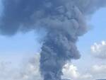 Vasto incendio in un parcheggio di tir a San Valentino Torio, colonna di fumo visibile anche da Tramonti