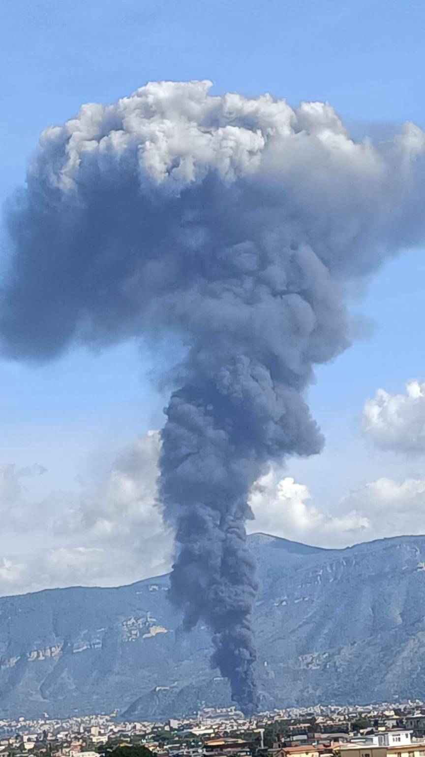 Vasto incendio in un parcheggio di tir a San Valentino Torio, colonna di fumo visibile anche da Tramonti