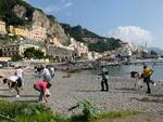 Amalfi contro il beach littering: il report e i numeri dei rifiuti raccolti in spiaggia e dal mare per l’iniziativa “Spiagge e Fondali Puliti”