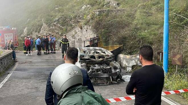 Auto bruciata a Furore