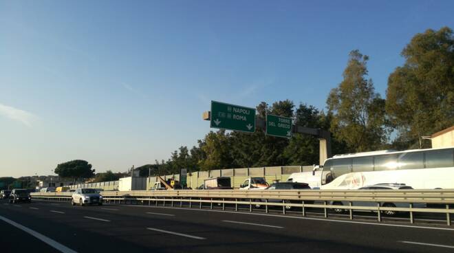 Brutto incidente sull'autostrada A3: auto si ribalta, traffico paralizzato in direzione Napoli