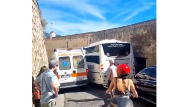 Ravello, ambulanza bloccata nel traffico a causa della presenza di un autobus turistico