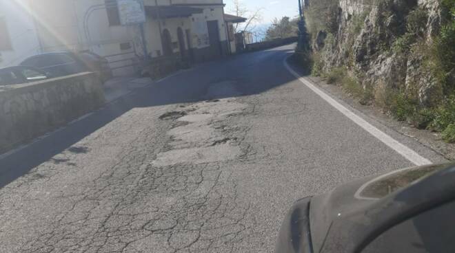Furore, pericolosità asfalto in via Salvatoriello: la minoranza scrive alla Provincia di Salerno