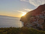 Positano bellissima e piena di turisti anche a novembre. Ed oggi diventa la location per un matrimonio