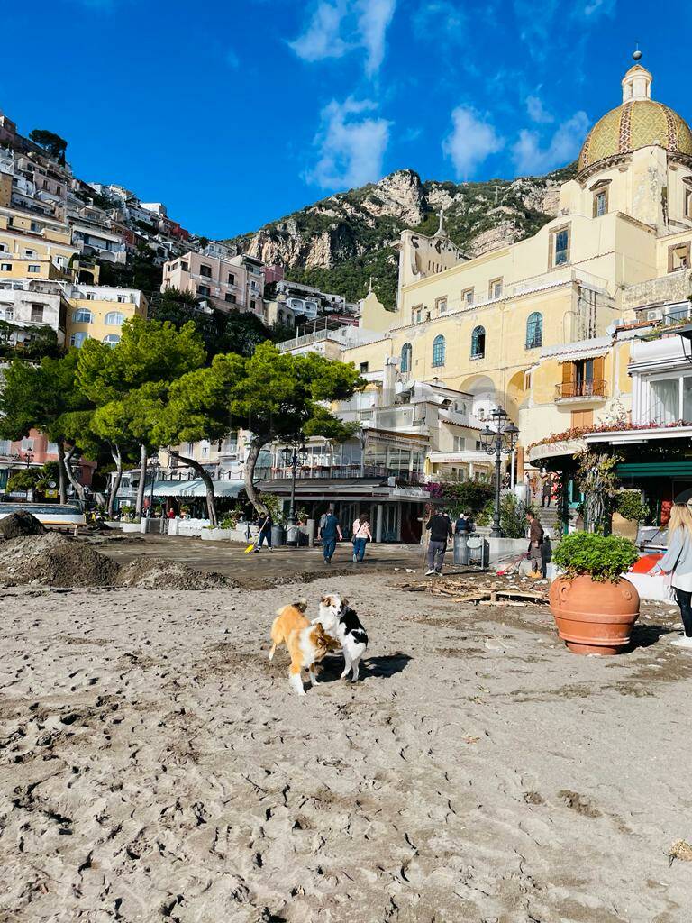 Positano: cittadini e turisti puliscono la spiaggia dopo la mareggiata