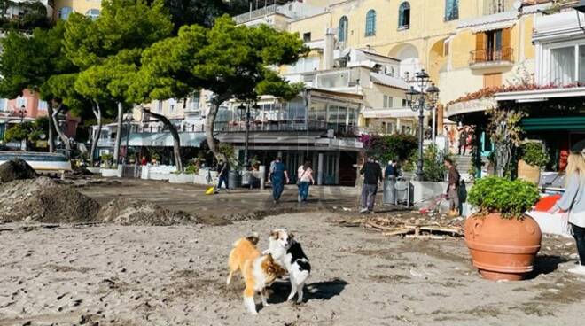 Positano: cittadini e turisti puliscono la spiaggia dopo la mareggiata 