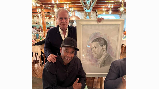 Positano, l'artista di Vico Equense consegna un ritratto all'attore Denzel Washington nel ristorante "Chez Black"