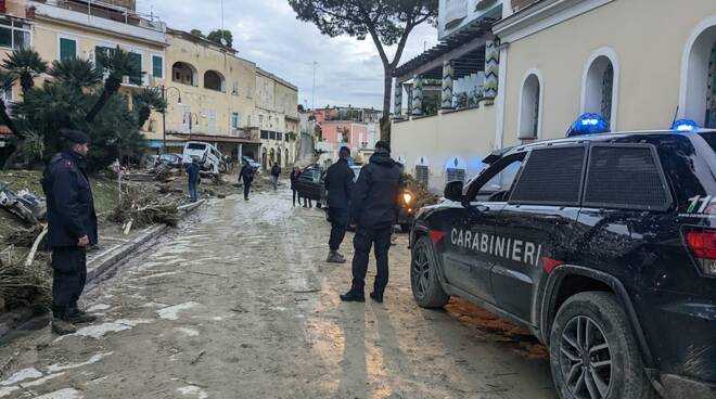 Ischia, operazione anti sciacallaggio dei Carabinieri a Casamicciola Terme: denunciato 53enne trovato in auto rubata nei luoghi della tragedia