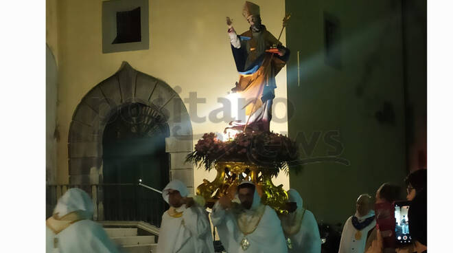 Piano di Sorrento, la statua di San Nicola in processione nella Basilica di San Michele per la Celebrazione Eucaristica