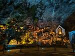 Positano: la grotta di Fornillo si illumina con i colori del Natale