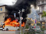 Paganese-Casertana, violenti scontri tra gli ultras delle squadre. Un pullman in fiamme