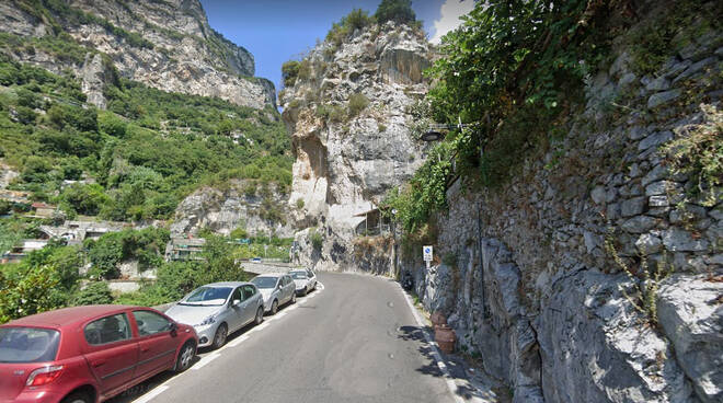 Positano, ripensare al vecchio progetto della realizzazione di due parcheggi nella roccia per liberare la strada dalle auto 