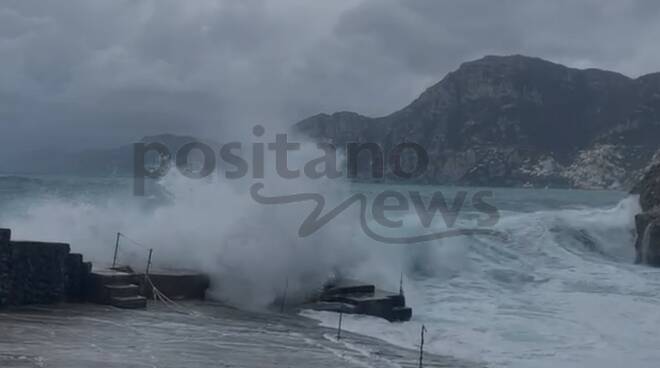 Praiano, mareggiata spettacolare alla Gavitella nel video di Angela Mammato