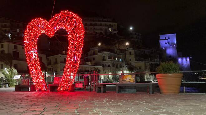 Cetara, un cuore luminoso pronto ad incorniciare i baci degli innamorati per San Valentino