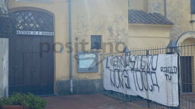 Ravello tu striscioni al monastero