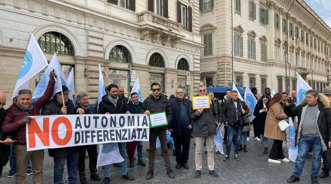 Autonomia Differenziata: Italia del Meridione invade piazza Sant’Apostoli a Roma che si è colorata con le bandiere di IDM