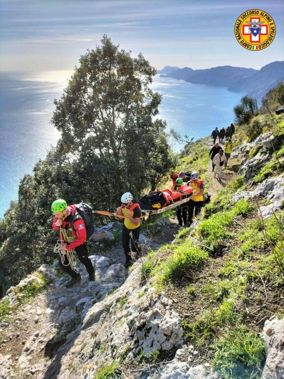 Positano-Agerola, infortunio per un'escursionista sul Sentiero degli Dei. Interviene il Soccorso Alpino e Speleologico 