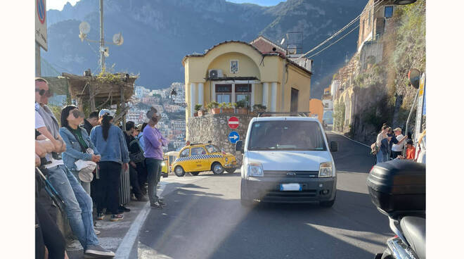 Positano, torna la stagione turistica e tornano le lunghe attese alla fermata della Sita