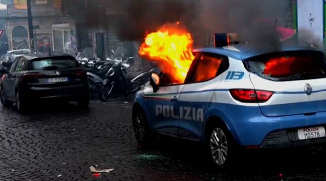 ultras polizia auto incendiata