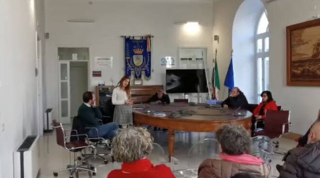 A Meta incontro tra Angela Aiello ed il deputato Marco Sarracino, l'uomo del cerchio magico della Schlein.