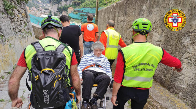 Amalfi, turista 70enne cade presso la Valle dei Mulini. Soccorsa dal CNSAS e dalla PC MIllenium
