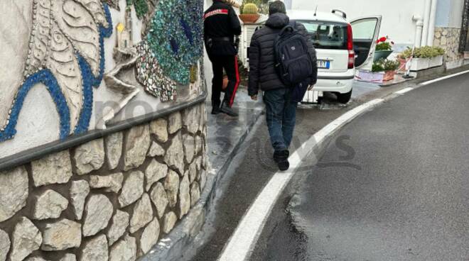 Auto finisce in una casa. Tragedia sfiorata a Positano 