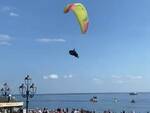 Parapendio sulla spiaggia Positano