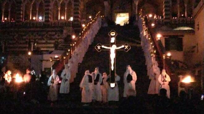 Struggente la "Processione del Cristo Morte" ad Amalfi