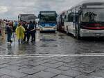 Amalfi, autobus della Sita diretti a Salerno strapieni. Molte persone lasciate a terra sotto la pioggia