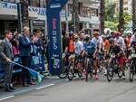 Giro d'Italia a Sorrento, il sindaco Massimo Coppola dà il via alla corsa del Giro-E riservata alle e-bike 