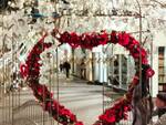 Positano, un cuore di fiori rossi in Piazza dei Mulini per la Festa della Mamma