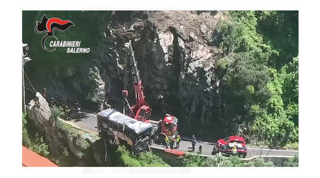 Ravello, concluse le operazioni di recupero dell'autobus precipitato lo scorso 8 maggio. Riaperta la strada