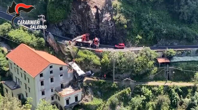 Ravello, concluse le operazioni di recupero dell'autobus precipitato lo scorso 8 maggio. Riaperta la strada