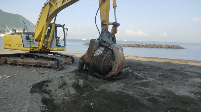 Castellammare ruspa pulizia spiaggia 