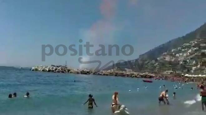 Fuochi d'artificio ad Amalfi e omaggio dei marinai a mare per Sant'Andrea 