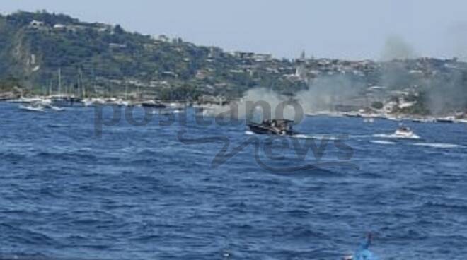 Incendio barca mano capo Miseno 