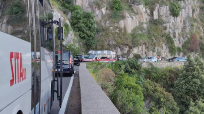 Incidente fra Positano e Piano di Sorrento fra auto mercedes e moto