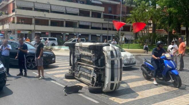 Sorrento, auto si ribalta a Piazza Lauro