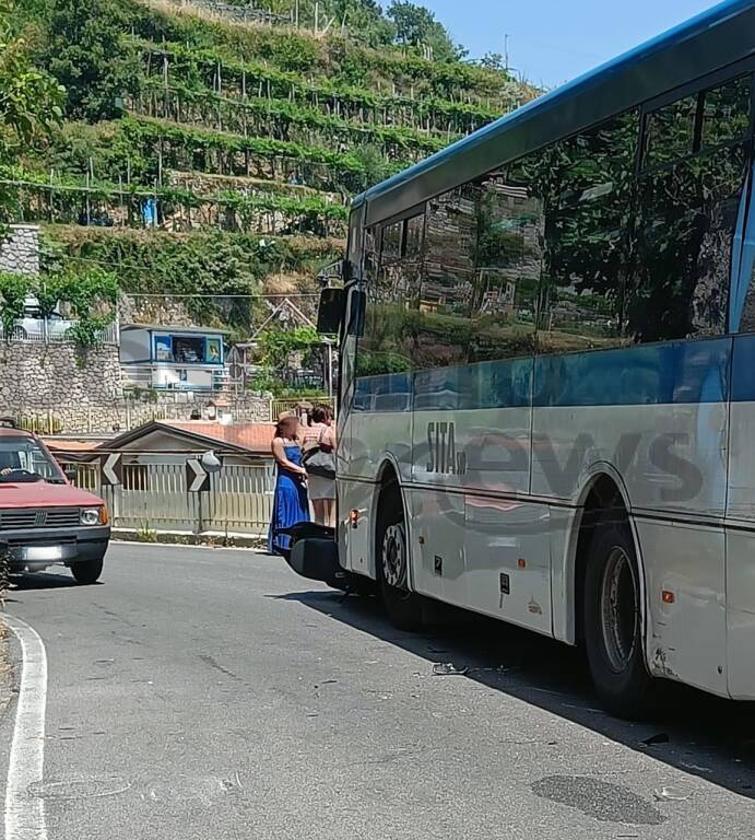 Agerola, direzione Amalfi: incidente tra motorino e autobus di linea, feriti due giovani