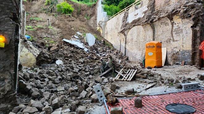Castellammare di Stabia: crolla un muro in via Salita Quisisana, evacuate 10  famiglie - Positanonews