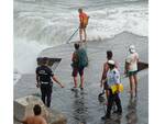 Positano, nonostante le avverse condizioni del mare un uomo cerca di usare la canoa. Interviene la Polizia Municipale