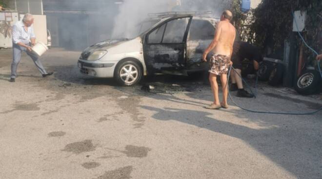 A fuoco auto nel garage dei Testimoni di Geova a Forio d’Ischia