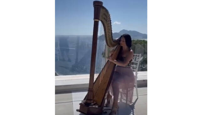 A Positano l'arpa di Stella Gifuni crea un'atmosfera magica sospesa tra cielo e mare