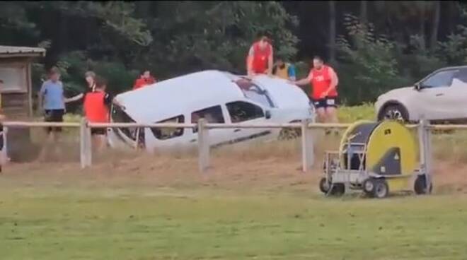 auto in un fossato liberata dai giocatori della squadra di rugby