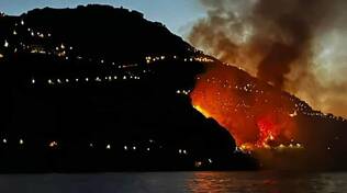 Incendio a Conca dei Marini impressionante