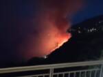 Incendio in Costiera amalfitana continua, messa in sicurezza la Q8 chiusa la SS163, incubo per ferragosto