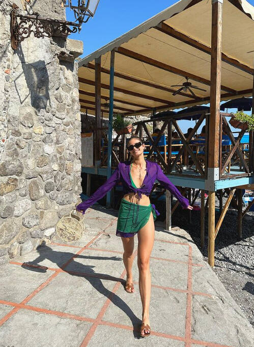 Positano, la supermodella statunitense Taylor Marie Hill si rilassa al Ristorante/Beach Bar dei Fratelli Grassi 